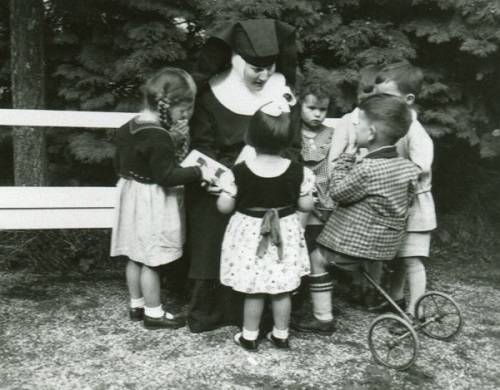 Sister Maria Innocentia Hummel and children